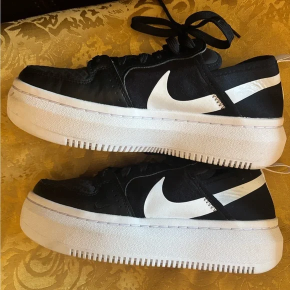 Nike Women's sneakers size 7 - Picture 3 of 14